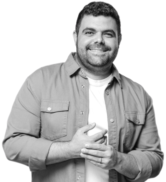 Portrait of Etamar, IT specialist blending technical expertise with a people-first approach to managed services